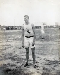 H.L. Hillman vom New York Athletic Club, stehend und zur Kamera gewandt